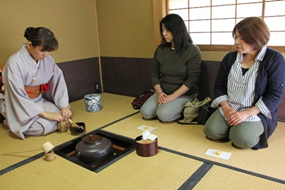 静かな里山の茶室で茶道体験